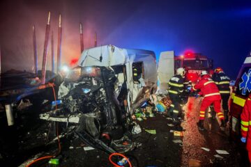 Un mort și trei răniți grav într-un nou accident provocat de graba și inconștiența șoferilor de vehicule grele