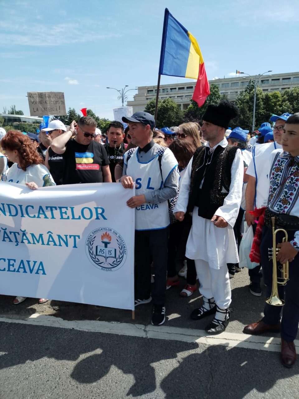 Angajații din educație reiau protestele în stradă