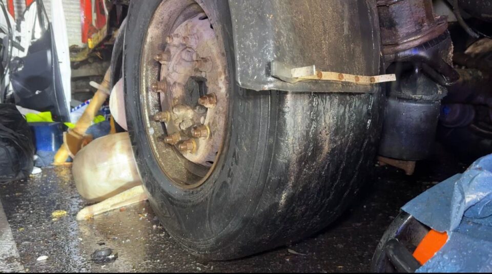 Un mort și trei răniți după ce un microbuz a fost ciocnit frontal de un tir, între Stroiești și Ilișești