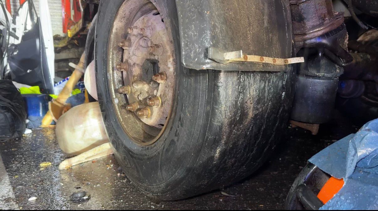 Un mort și trei răniți după ce un microbuz a fost ciocnit frontal de un tir, între Stroiești și Ilișești