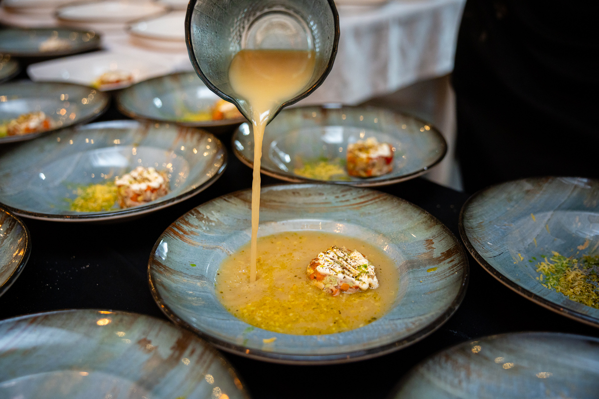 Ciorbă ciocăneșteană cu păstrăv afumat