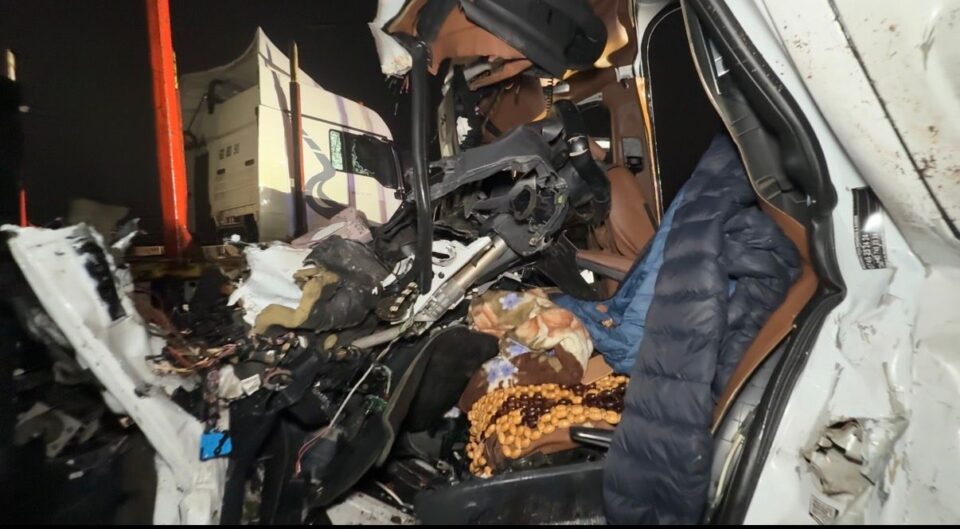 Un mort și trei răniți după ce un microbuz a fost ciocnit frontal de un tir, între Stroiești și Ilișești