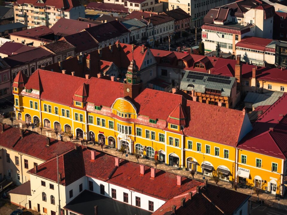 Primăria Rădăuți vrea să cumpere un spațiu la parter din clădirea-monument a fostei prefecturi