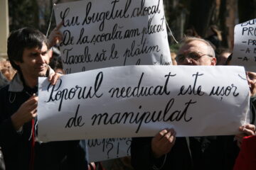 Angajații din educație reiau protestele în stradă