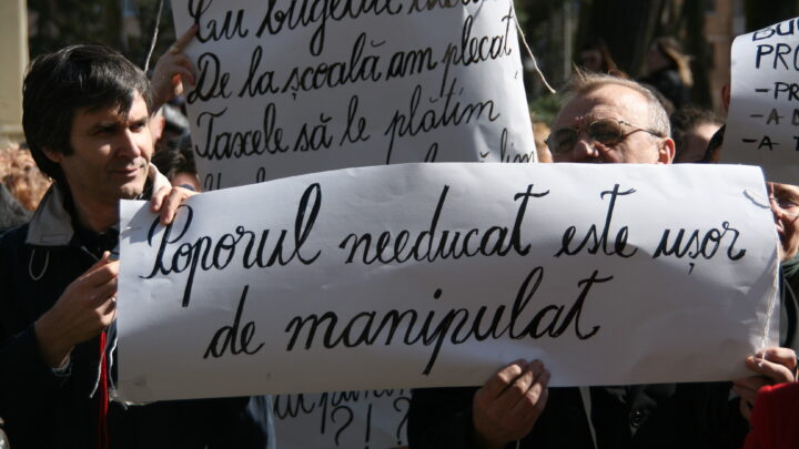 Angajații din educație reiau protestele în stradă Angajații din educație reiau protestele în stradă