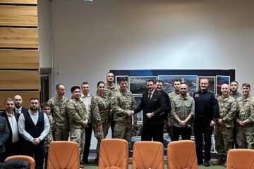 Traian Andronachi a avut o întâlnire de lucru cu specialiști din Armatele din România și SUA în cooperare civilă și militară Traian Andronachi a avut o întâlnire de lucru cu specialiști din Armatele din România și SUA în cooperare civilă și militară