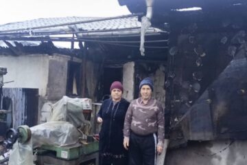 Doi soți vârstnici au rămas fără casă după un incendiu izbucnit de la un boiler