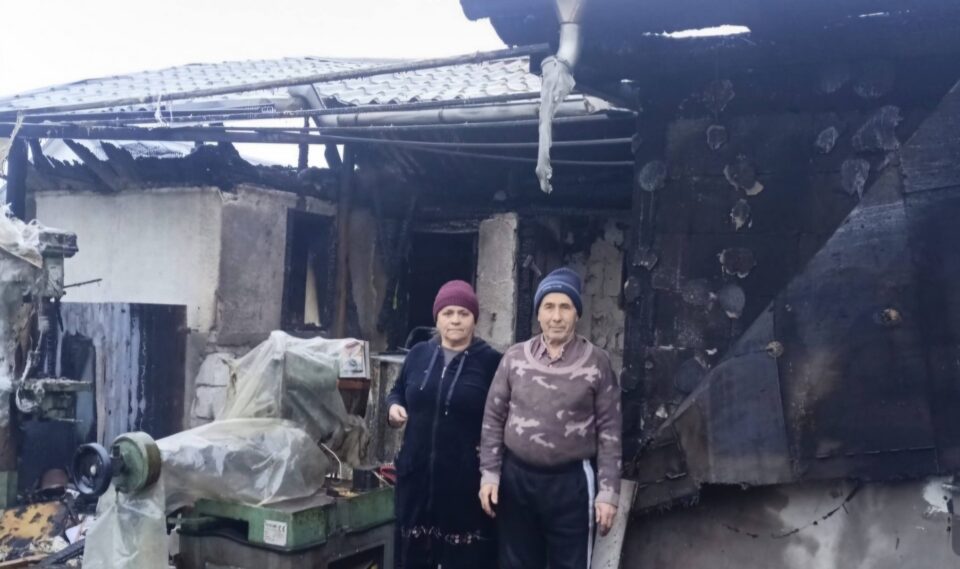 Doi soți vârstnici au rămas fără casă după un incendiu izbucnit de la un boiler