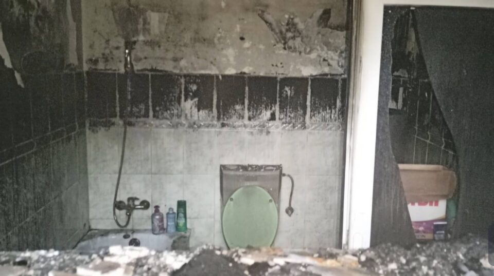 Doi soți vârstnici au rămas fără casă după un incendiu izbucnit de la un boiler