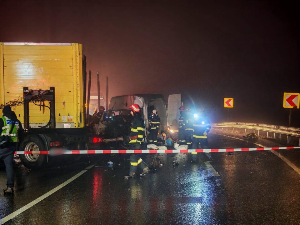 Un mort și trei răniți după ce un microbuz a fost ciocnit frontal de un tir, între Stroiești și Ilișești