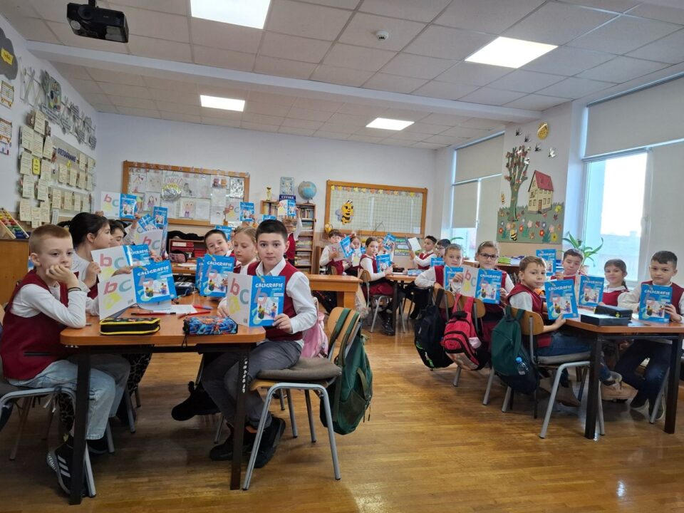 Scrisul de mână, readus în prim-plan în 55 de școli sucevene, la inițiativa Școlii Gimnaziale Nr. 1