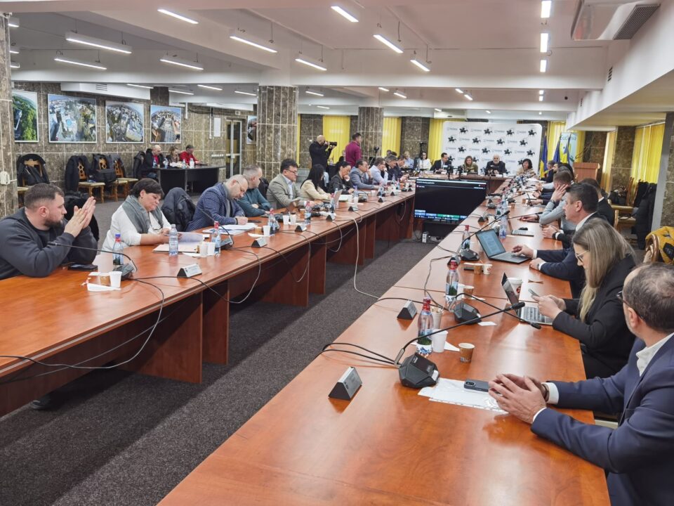 Parcările de pe încă patru străzi din municipiul Suceava au fost incluse de consilierii locali în lista celor de domiciliu și în regim mixt cu autotaxare Parcările de pe încă patru străzi din municipiul Suceava au fost incluse de consilierii locali în lista celor de domiciliu și în regim mixt cu autotaxare