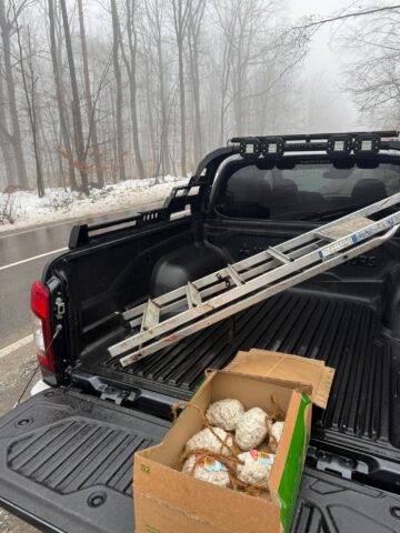 Hrănitori cu grăsimi și semințe pentru păsările sălbatice, amplasate în Burdujeni Sat și Adâncata, de un grup de voluntari