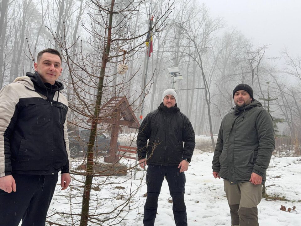 Hrănitori cu grăsimi și semințe pentru păsările sălbatice, amplasate în Burdujeni Sat și Adâncata, de un grup de voluntari