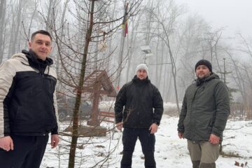 Hrănitori cu grăsimi și semințe pentru păsările sălbatice, amplasate în Burdujeni Sat și Adâncata, de un grup de voluntari