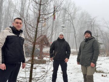 Hrănitori cu grăsimi și semințe pentru păsările sălbatice, amplasate în Burdujeni Sat și Adâncata, de un grup de voluntari