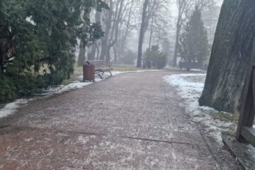 Trotuare-patinoar și oameni ajunși la Urgențe după căderi pe gheață, la primele ore ale dimineții, în municipiul Suceava