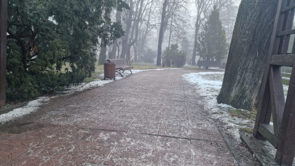 Trotuare-patinoar și oameni ajunși la Urgențe după căderi pe gheață, la primele ore ale dimineții, în municipiul Suceava Trotuare-patinoar și oameni ajunși la Urgențe după căderi pe gheață, la primele ore ale dimineții, în municipiul Suceava