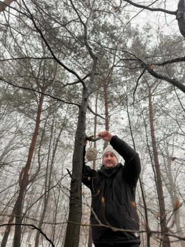Hrănitori cu grăsimi și semințe pentru păsările sălbatice, amplasate în Burdujeni Sat și Adâncata, de un grup de voluntari