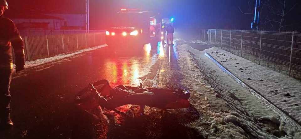 Adolescent în stare foarte gravă, după o ciocnire între două motociclete