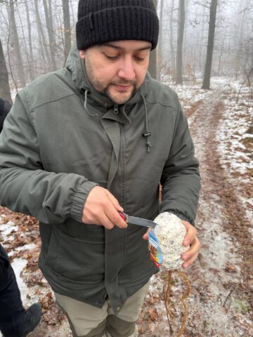 Hrănitori cu grăsimi și semințe pentru păsările sălbatice, amplasate în Burdujeni Sat și Adâncata, de un grup de voluntari