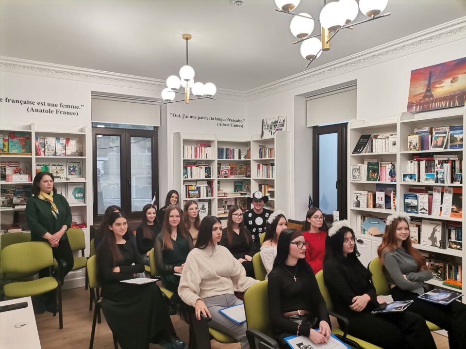 Când cuvintele urcă pe scenă: „Les mots en liberté”, un cabaret al sensurilor