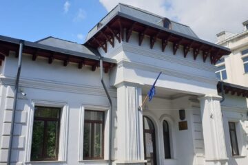 Doi indivizi, anchetați pentru furt și pentru că i-au scos doi dinți unei victime