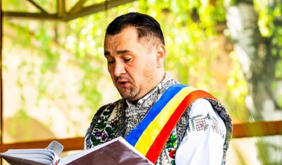 Primarul din Mitocu Dragomirnei, Radu Reziuc, și-a agresat concubina și ar fi amenințat-o cu un pistol