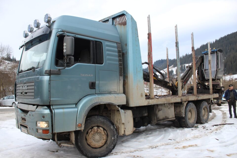 Camion în valoare de 25.000 de euro, confiscat după ce a fost folosit la un transport ilegal de material lemnos