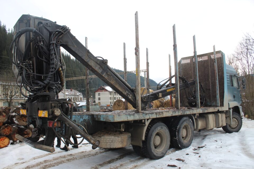 Camion în valoare de 25.000 de euro, confiscat după ce a fost folosit la un transport ilegal de material lemnos