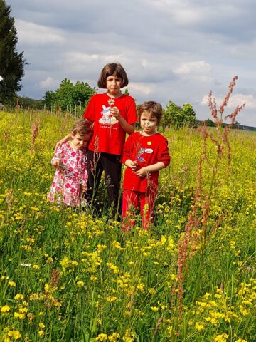 O familie de asistenți maternali din Vicovu de Sus a adoptat trei fete, surori