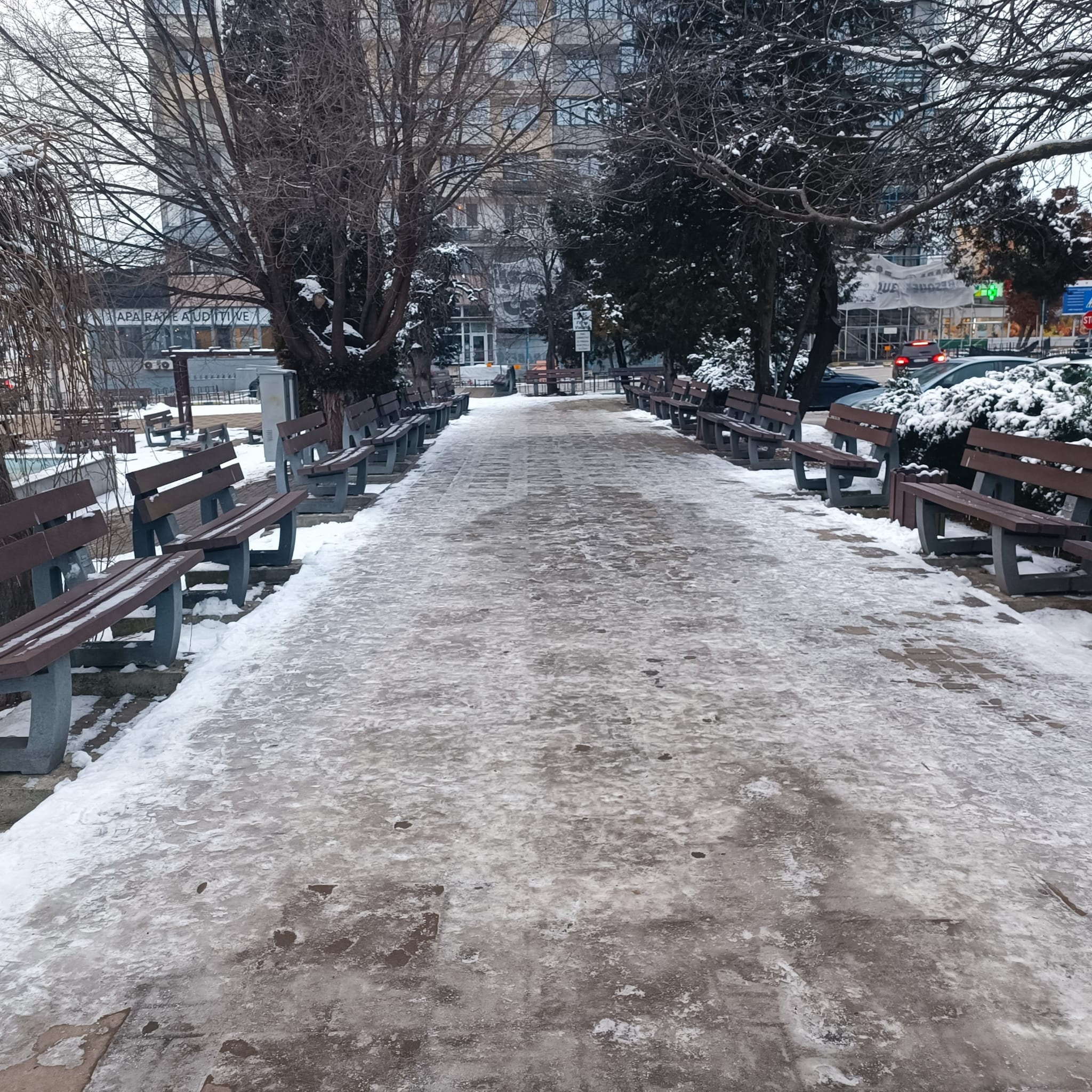 Gheață pe trotuarele din Suceava, după zăpada de săptămâna trecută