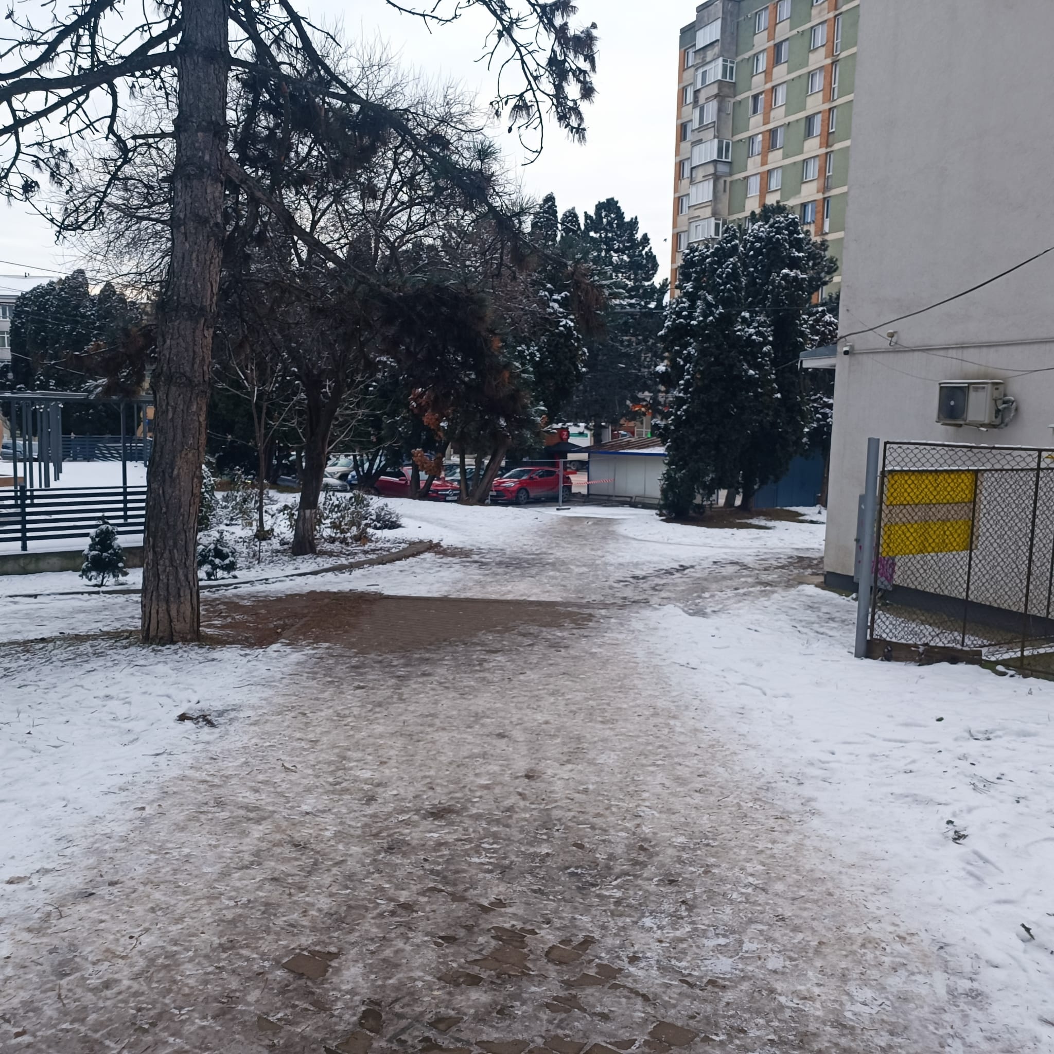 Gheață pe trotuarele din Suceava, după zăpada de săptămâna trecută