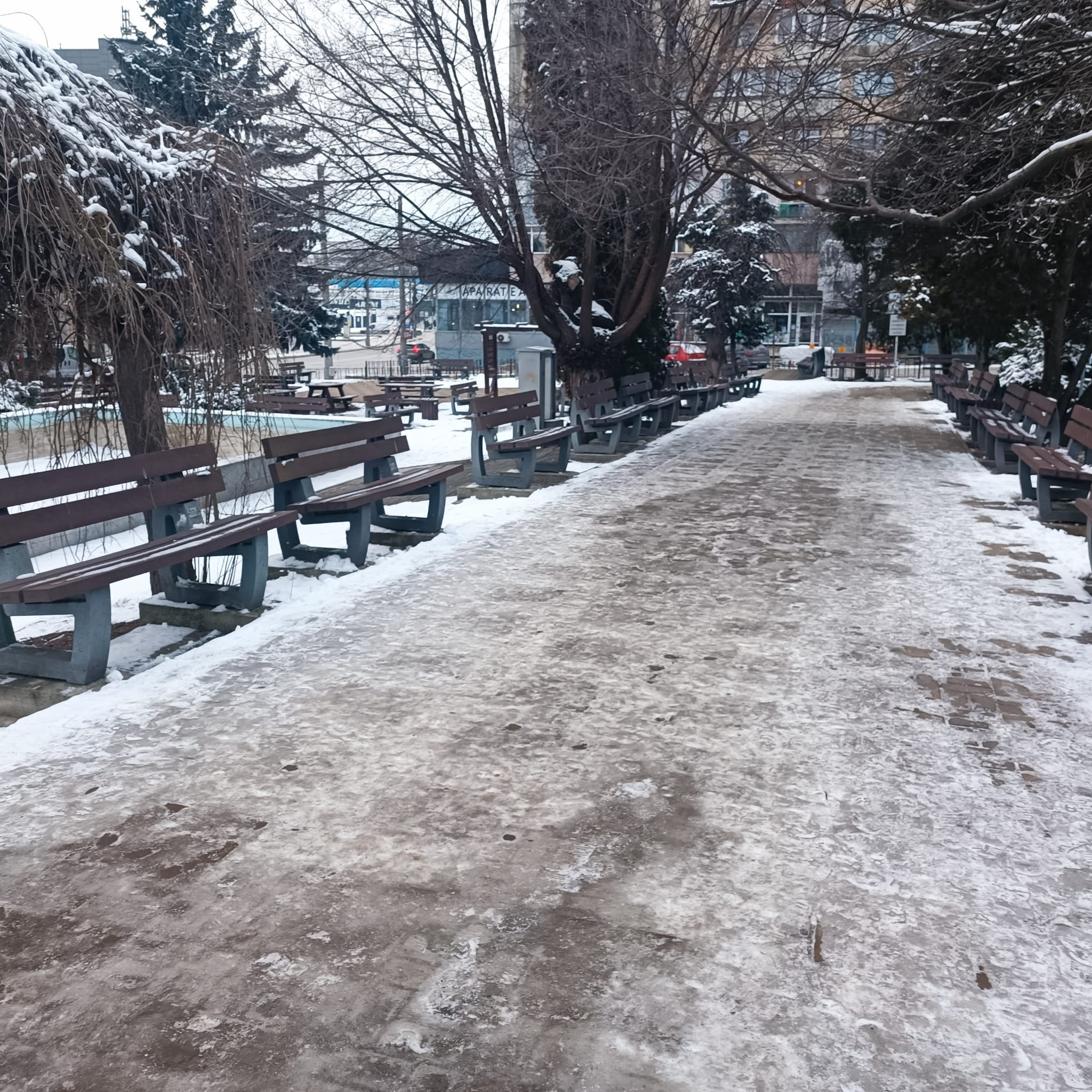 Gheață pe trotuarele din Suceava, după zăpada de săptămâna trecută
