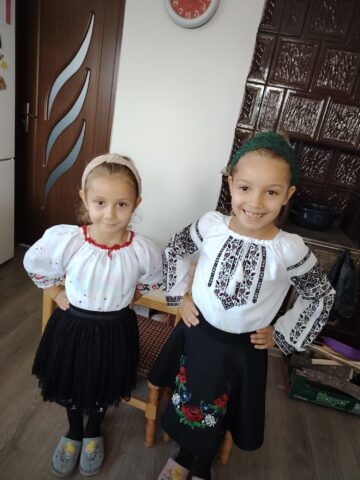 O familie de asistenți maternali din Vicovu de Sus a adoptat trei fete, surori