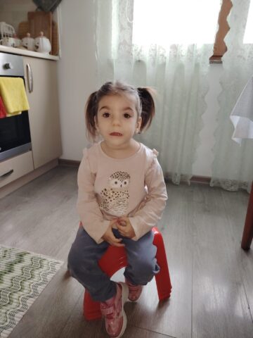 O familie de asistenți maternali din Vicovu de Sus a adoptat trei fete, surori