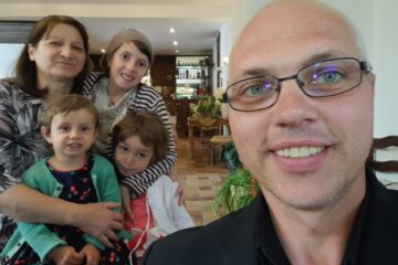 O familie de asistenți maternali din Vicovu de Sus a adoptat trei fete, surori O familie de asistenți maternali din Vicovu de Sus a adoptat trei fete, surori