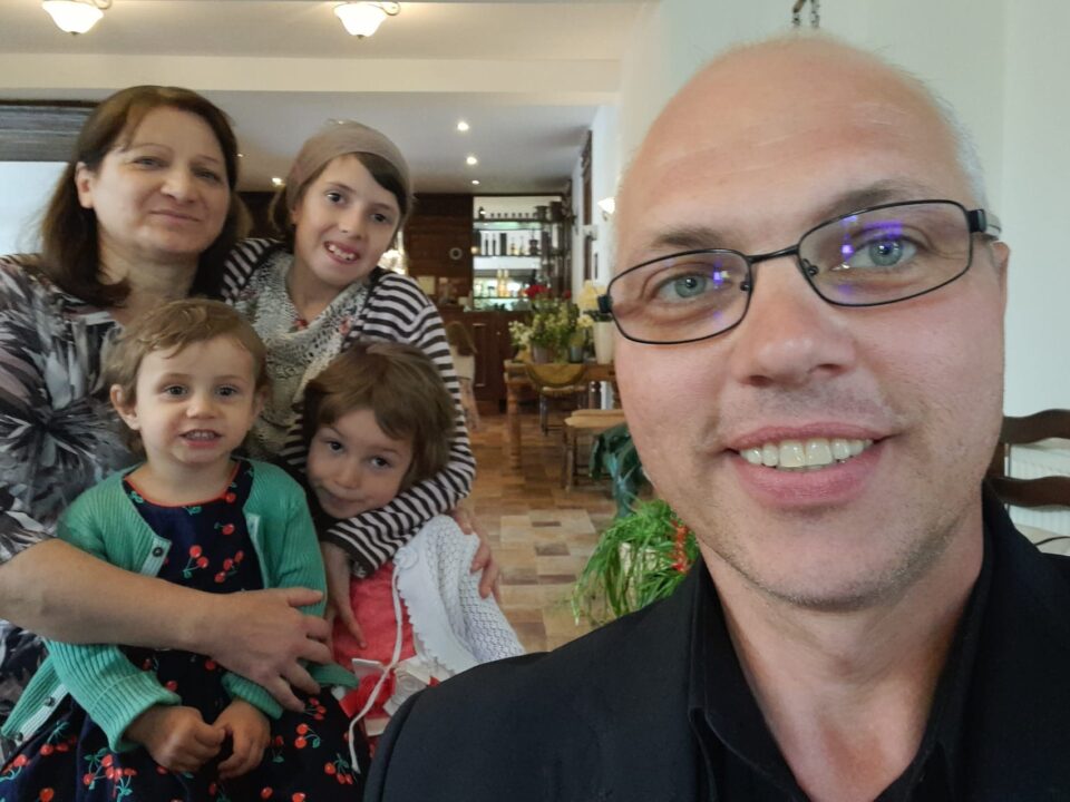 O familie de asistenți maternali din Vicovu de Sus a adoptat trei fete, surori O familie de asistenți maternali din Vicovu de Sus a adoptat trei fete, surori