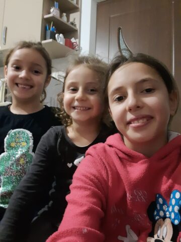 O familie de asistenți maternali din Vicovu de Sus a adoptat trei fete, surori