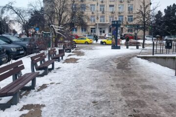 Gheață pe trotuarele din Suceava, după zăpada de săptămâna trecută Gheață pe trotuarele din Suceava, după zăpada de săptămâna trecută