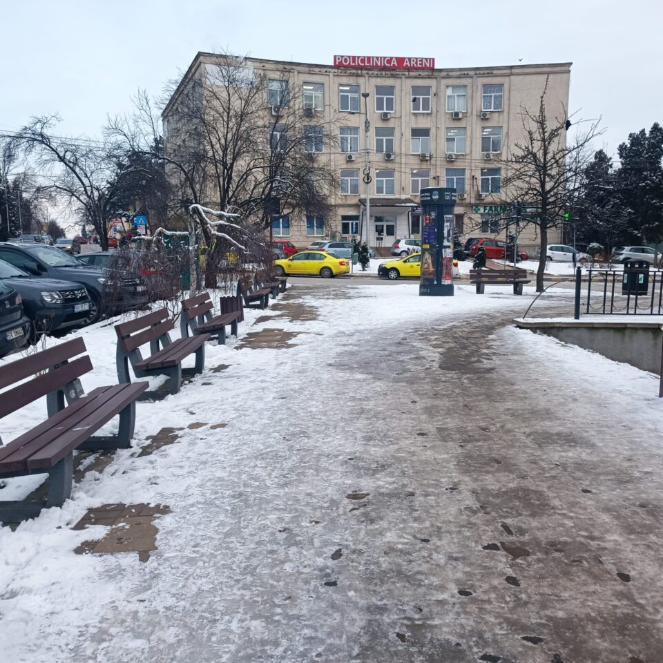 Gheață pe trotuarele din Suceava, după zăpada de săptămâna trecută