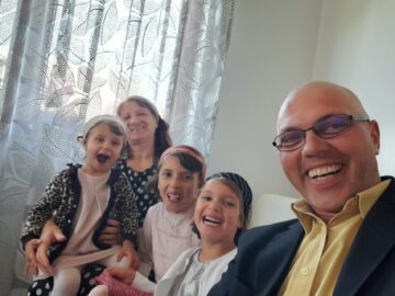 O familie de asistenți maternali din Vicovu de Sus a adoptat trei fete, surori