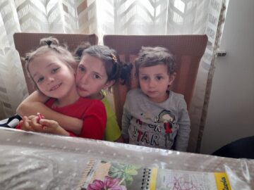 O familie de asistenți maternali din Vicovu de Sus a adoptat trei fete, surori