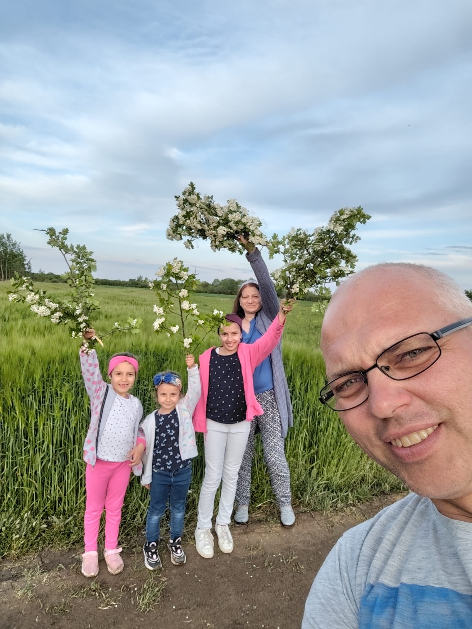 O familie de asistenți maternali din Vicovu de Sus a adoptat trei fete, surori