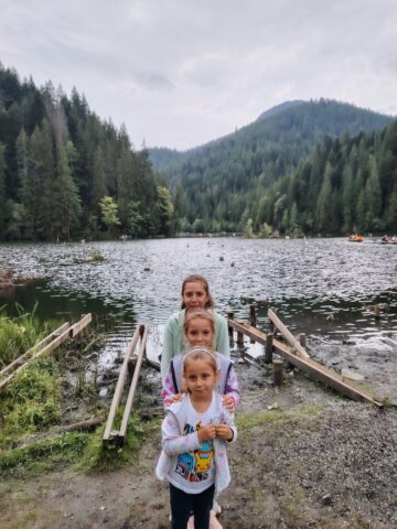 O familie de asistenți maternali din Vicovu de Sus a adoptat trei fete, surori