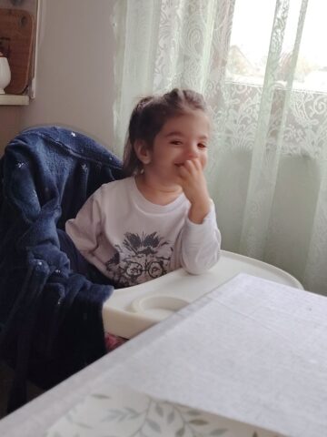 O familie de asistenți maternali din Vicovu de Sus a adoptat trei fete, surori