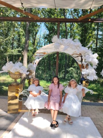 O familie de asistenți maternali din Vicovu de Sus a adoptat trei fete, surori