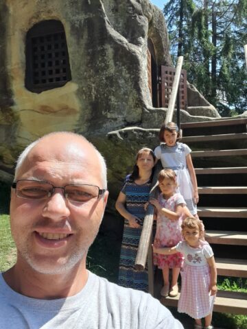 O familie de asistenți maternali din Vicovu de Sus a adoptat trei fete, surori