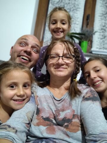 O familie de asistenți maternali din Vicovu de Sus a adoptat trei fete, surori