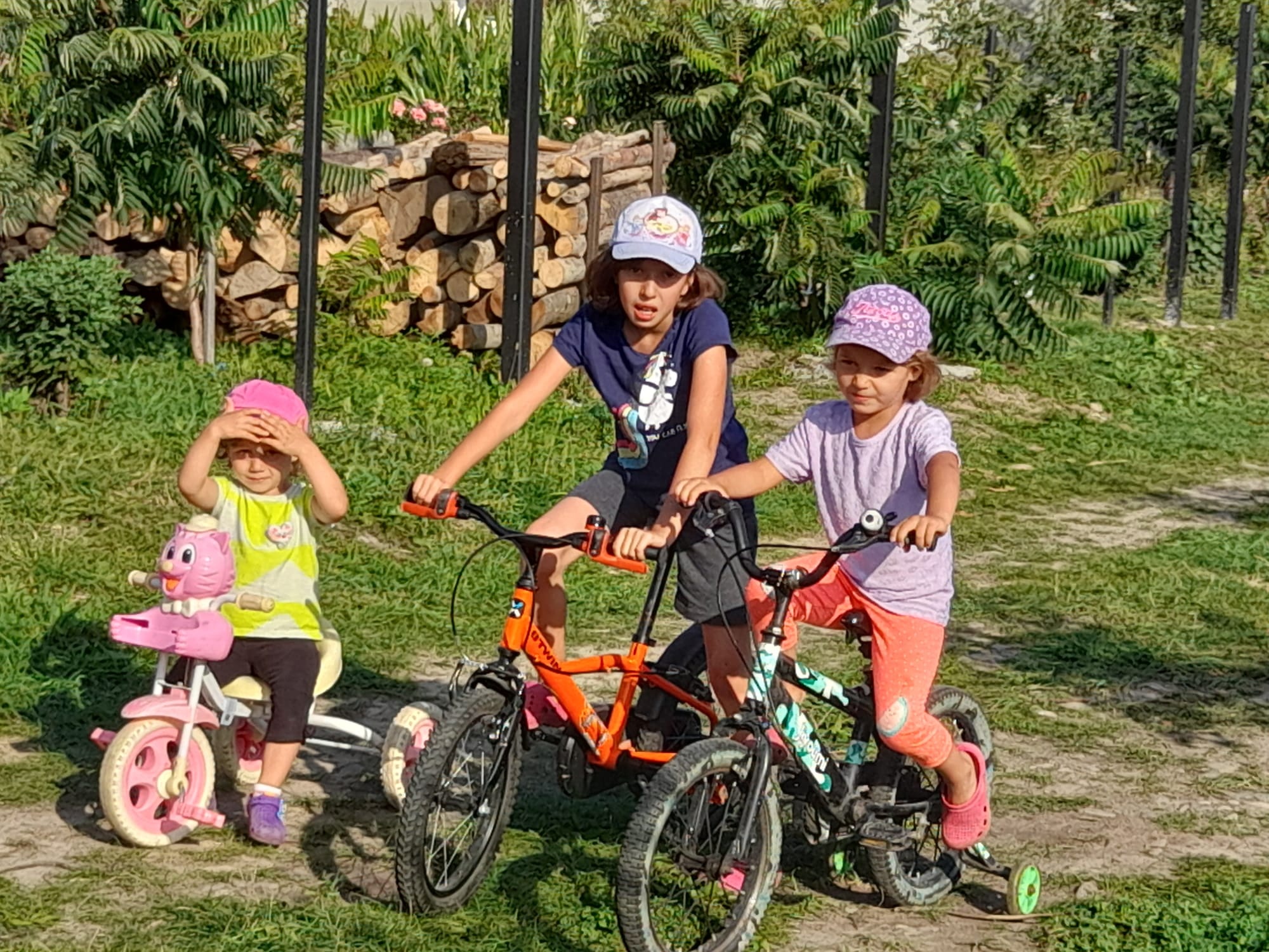 O familie de asistenți maternali din Vicovu de Sus a adoptat trei fete, surori